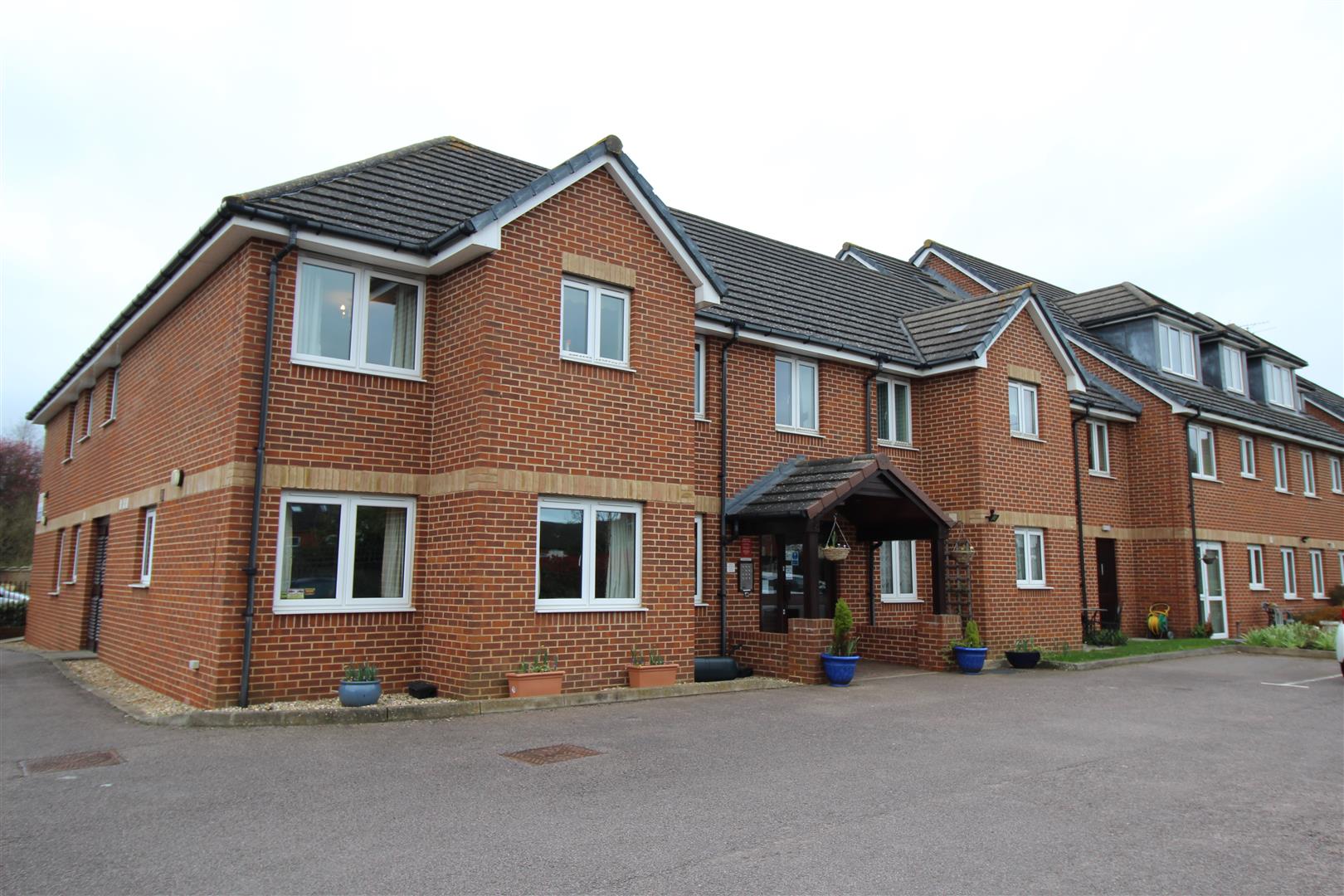 GREAT LOCATION WITHIN WALKING DISTANCE OF THE TOWN <br/><br/>WONDERFULLY RUN RETIREMENT APARTMENT that is only a short walk away from the Bletchley Town Center.<br/><br/>The property comprises entrance hall. lounge/diner, kitchen, bedroom with a built in